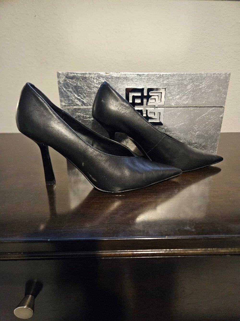 Steven Madden V-Cut Black Pumps